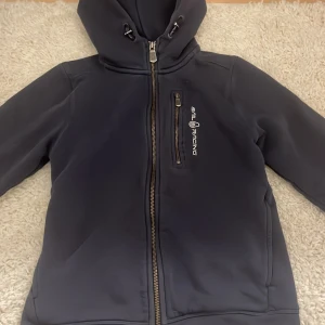Sail racing zip hoodie - Tröjan är använd, men den går fortfarande att använda, blåa färgen har tvättats ut lite men det syns inte så mycket. 💕💕
