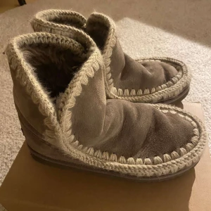 Mou skor - Säljer dessa mou skor, helt slutsålda överallt. All bilder är mina så man kan tydligt se skicket💕