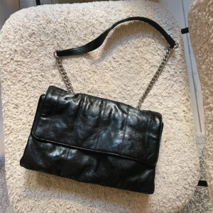 Svart axelväska - Så snygg svart axelväska med många bra fack, kommer ej till användning