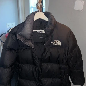 The North Face 96 Retro Nuptse puffer jacket  - The North Face 96 Retro Nuptse puffer jacket i svart. Storlek M (liten i storleken). Ord pris: 4.400kr. Inköpt 2022. Begagnat skick. 