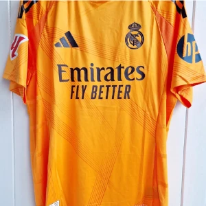 Real madrid tröja Mbappe - Helt ny oanvänd tröja storlek xl men skulle säga att den sitter som M/L Det är player edition och det är därför den e liten i storleken 