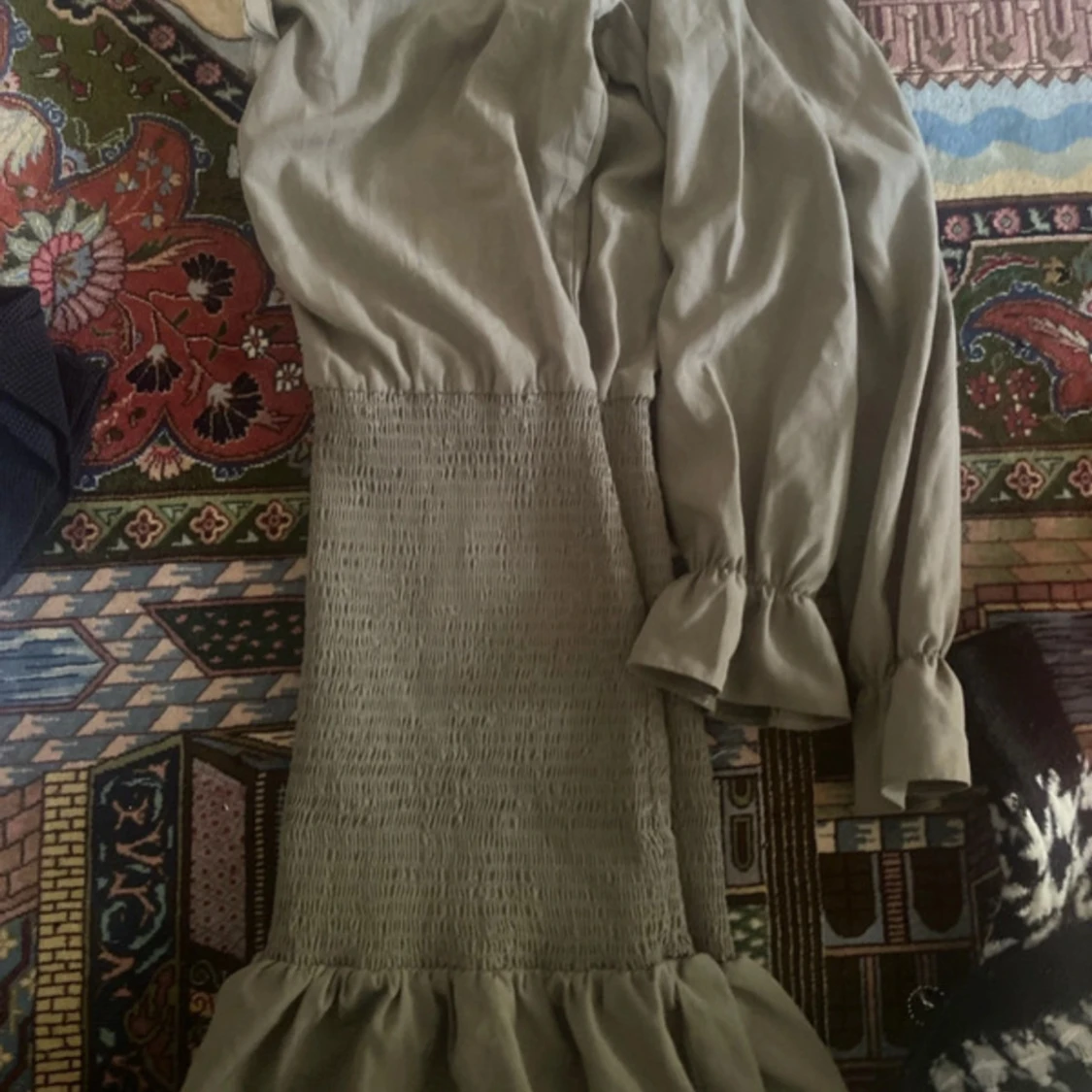 Beige långklänning med volangdetaljer