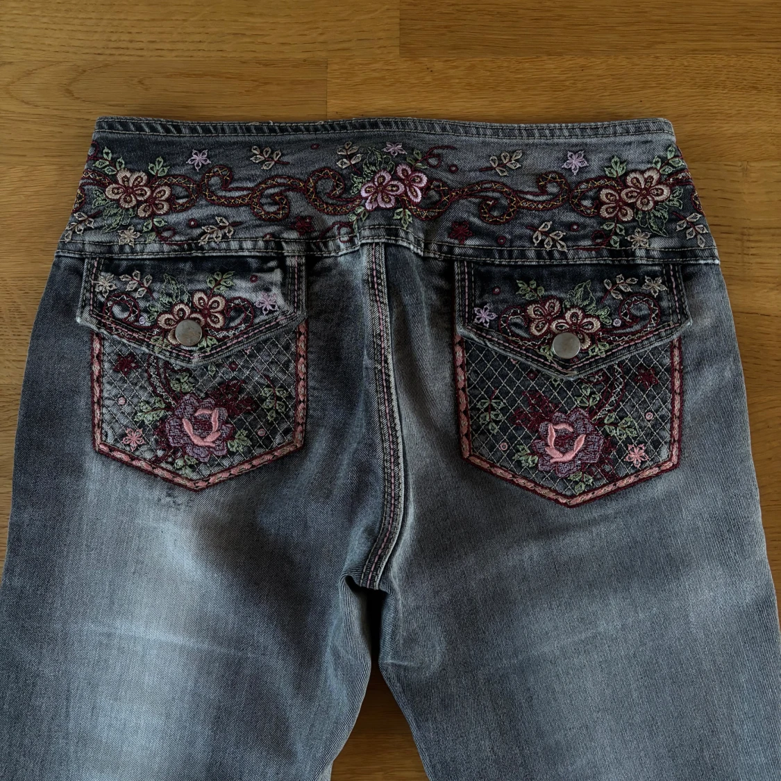 Grå bootcut jeans med broderi - 90