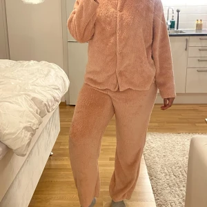 Mjukisset  - Mysig rosa mjukisset, perfekt för kalla dagar! Helt ny 🤍
