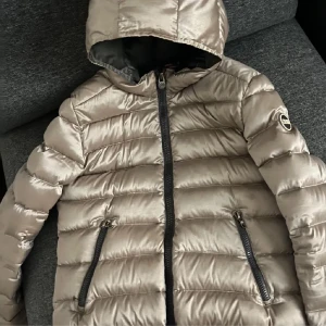 Colmar dunjacka - .Jättefin colmar jacka i storlek 42 som motsvara S/XS. Säljer eftersom den va för liten på mig men den har inga defekter eller skador. Perfekt nu till vintern och våren. Använd jättegärna köp nu 🫶🏼