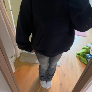 Mörk blå - Säljer en Mörk blå hoodie med en bekväm passform och stor ficka framtill. !⚠️Det är spegeln som har fläckar⚠️!