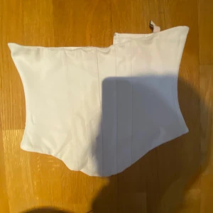 Vit korsett från Nelly - Säljer en korsett från Nelly. Av mjukare material och jätte bekväm man får även en fin push 