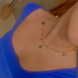 Egengjort halsband - Göra egna halsband, armband och örhängen. Man kan välja egna berlocker! Skriv till mig vid intresse så hjälper jag till :) man kan välja mellan berlockerna på sista bilden. Om man vill köpa fler smycken går paketpris att ordna