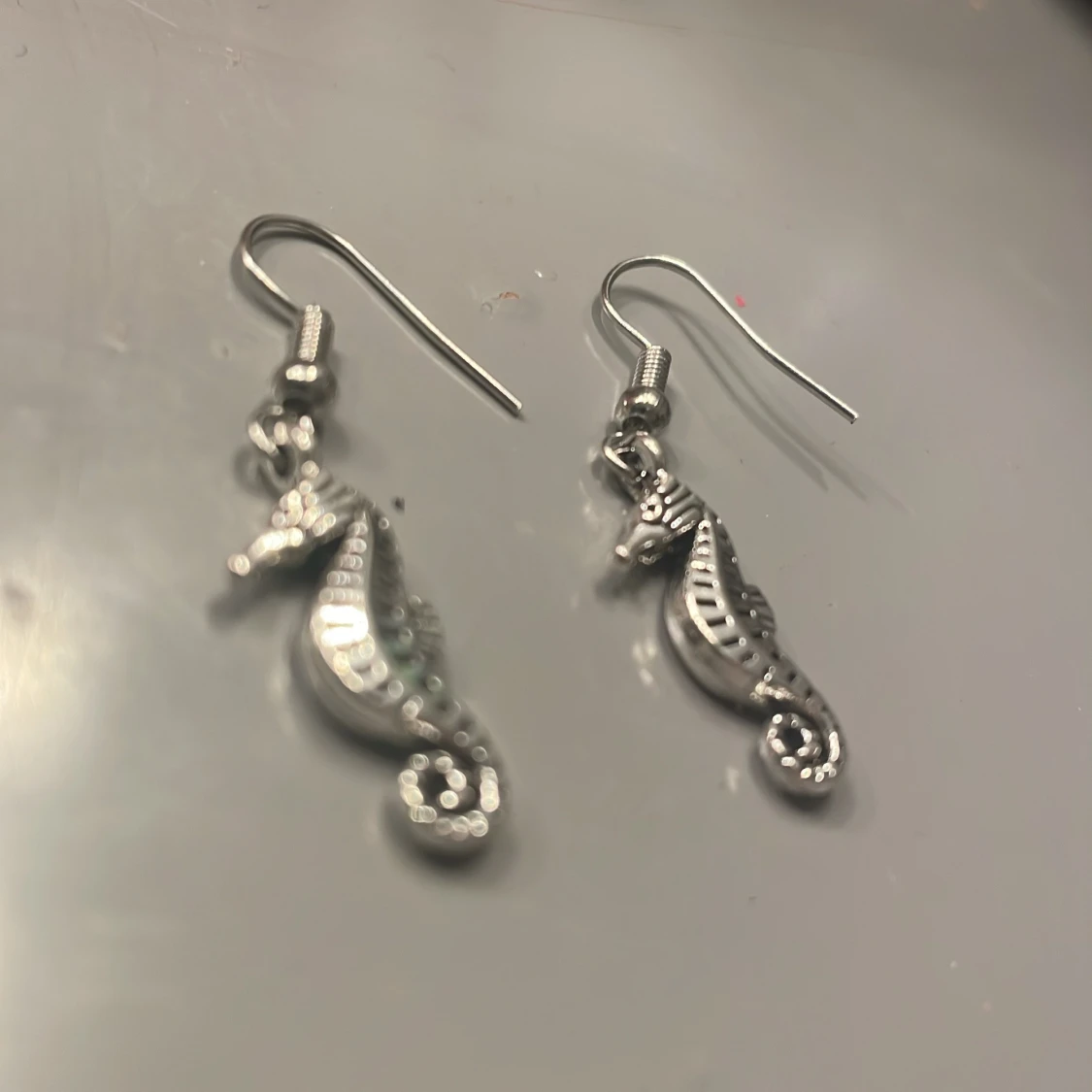 Silverfärgade sjöhästörhängen - 90