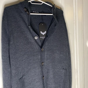 Cardigan(ny med tags)  - Tja! Jag säljer nu denna unika och nya cardigan tröjan med tags kvar ifrån märket Brave soul. En mörkgrå/marinblp färg! Priset kan diskuteras och hör av er vid minsta lilla fundering. Har även en liknade som hör i profilen fast i annan färg! Mvh Armadio!
