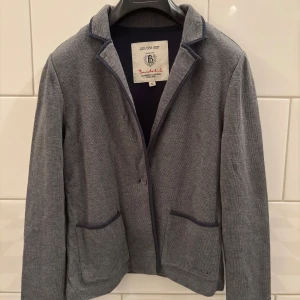 Cardigan  - Snygg och stilig cardigan i storlek M, den sitter som XS skulle jag säga, varan är i väldigt bra skick. Hör av er vid funderingar 😊