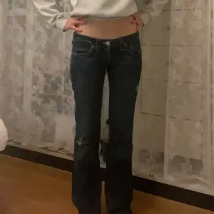 Säljer dessa supersnygga mörkblå jeans från true religion!💕 Bra skick! Storlek w27 L32