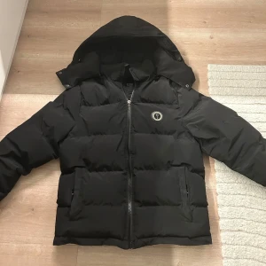 Trapstar Jacka - Säljer nu min trapstar jacka eftersom den blivit för liten, storlek Medium. Väldigt varm och bra för vintern och bekväm och ha på sig. För mer bilder eller frågor skriv jätte gjärna. Pris kan diskuteras vid snabb affär..