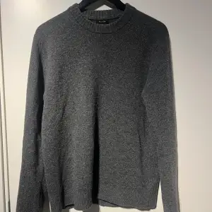 Säljer en stilren och bekväm grå stickad cashmere tröja från Massimo dutti. Perfekt för kyliga dagar med sin mjuka och varma känsla. Tröjan har långa ärmar och en klassisk rund halsringning. Passar både till vardags och lite finare tillfällen. 🧶