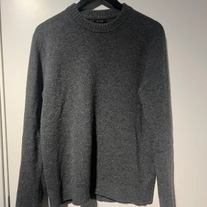 Grå Cashmere tröja från Massimo dutti  - Säljer en stilren och bekväm grå stickad cashmere tröja från Massimo dutti. Perfekt för kyliga dagar med sin mjuka och varma känsla. Tröjan har långa ärmar och en klassisk rund halsringning. Passar både till vardags och lite finare tillfällen. 🧶