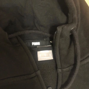 Svart hoodie från Puma - Säljer en svart hoodie från Puma i jättebra skick. Storlek XS