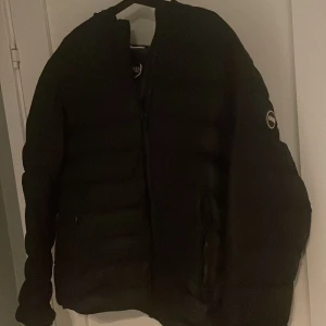 Colmar Jacka - Säljer en Jacka från colmar som passar storlek M/L. Jackan är i gott skick. Begagnat skick och är perfekt till hösten / vintern