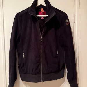 Parajumpers fleece cardigan - Säljer en skitgo svart fleece cardigan från Parajumpers i storlek M. Perfekt för skidor vilket är där den används. Sitter något mindre så passar dig som vanligtvis bär S. Köpt på NK i Göteborg för nått år sedan. Ha de bra!
