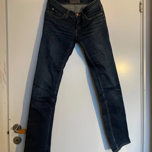 Mörkblå jeans från Acne  - Säljer ett par snygga mörkblå jeans från Acne. Rak i design och i mycket bra skick! Säljer pga för små för mig!