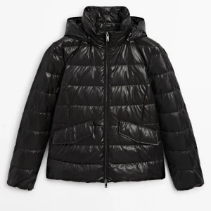 Massimo Dutti dunjacka   - Perfekta jackan, i perfekt skick!! har använt endast 2 gånger!!! Säljer pga att jag har fått en fin moncler som liknar denna. Perfekt till hösten 