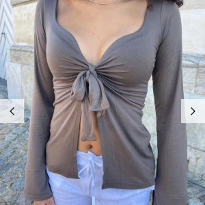 Brun maddy blouse från design by si - Säljer denna snygga blousen från designbysi. Säljer då den inte kommer till någon användning längre. 
