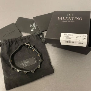 Valentino garavani armband svart - Säljer ett snyggt svart armband från Valentino Garavani. Inga defekter eller skador endast general wear! Fler bilder kan fås ifall det önskas. Säljer för 1799! Allt förutom kvitto finns med från köp i butik såsom extra nitar etc! 