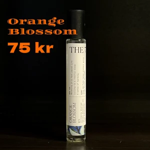 Orange Blossom från The 7 Virtues - Säljer en fräsch och apelsin:ig parfymolja från The 7 Virtues med doftnoter av citrus, vit blomma och aromatiska inslag. Ca 60% kvar.  Perfekt för en uppfriskande känsla! Kommer inte till användning här hemma. OBS, Fraktkostnad tillkommer!
