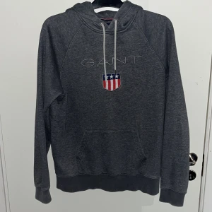 hoodie från GANT - Snygg GANT hoodie. Nypris 600! 