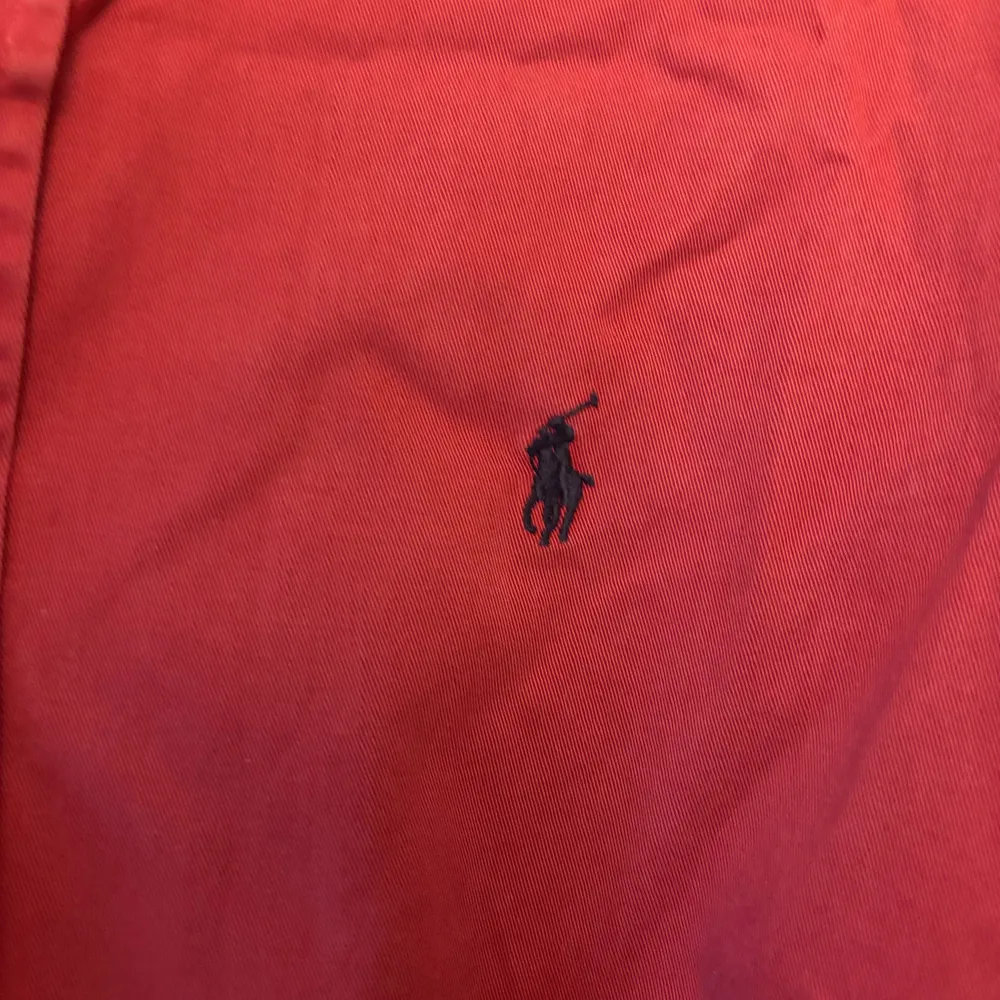 Riktigt fin röd ralph lauren skjorta i storlek s. Fint skick. Skriv vid frågor. Skjortor.