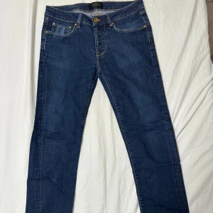 Blåa jeans - Säljer dessa blåa jeans från Dressmann. De är i storlek 32/30. Fina men för små. 