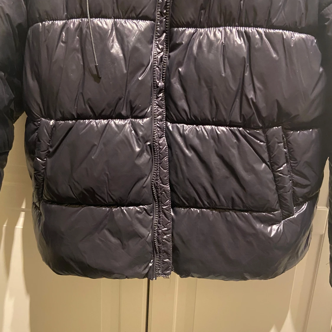 Svart pufferjacka med huva - 93