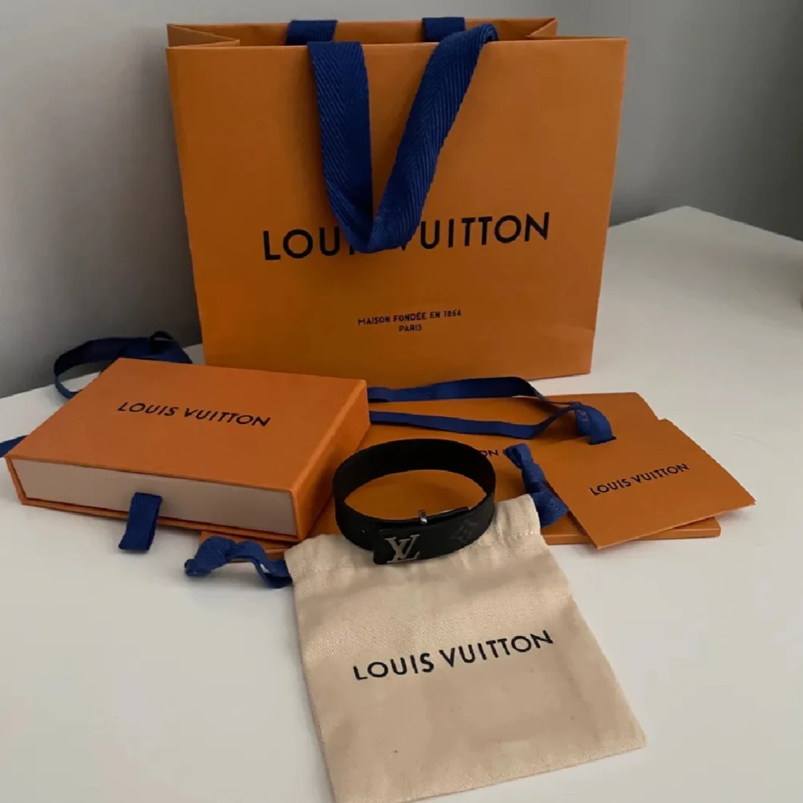 Svart armband från Louis Vuitton