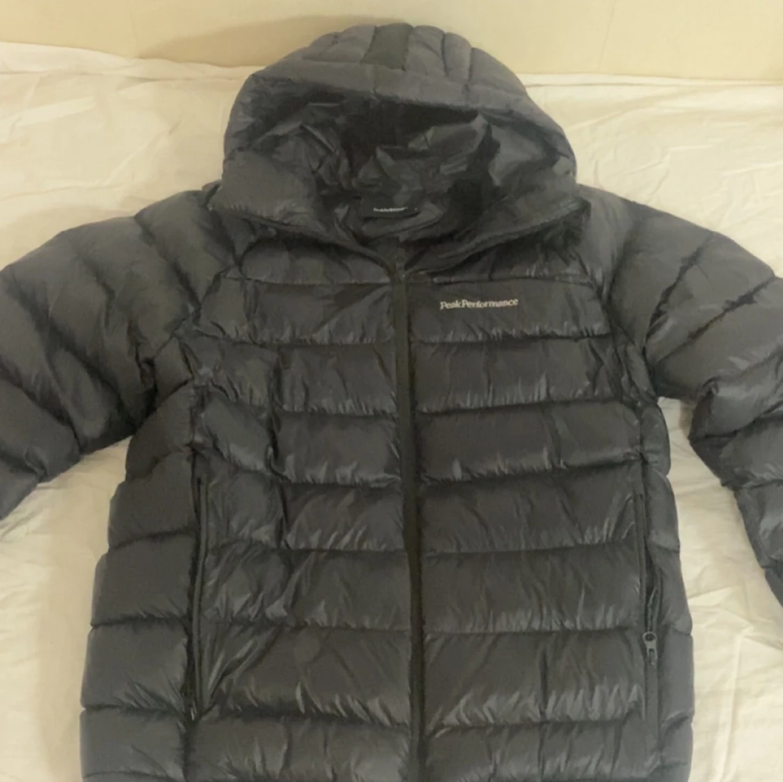 Svart dunjacka från Peak Performance