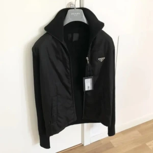 Prada Wool & Nylon Cardigan Jacket - Extremt sällsynt Prada ulljacka som inte går att handla nånstans längre. skick 10/10, använd max 10 gånger, st44 XS/S passar den som är ~170-174.