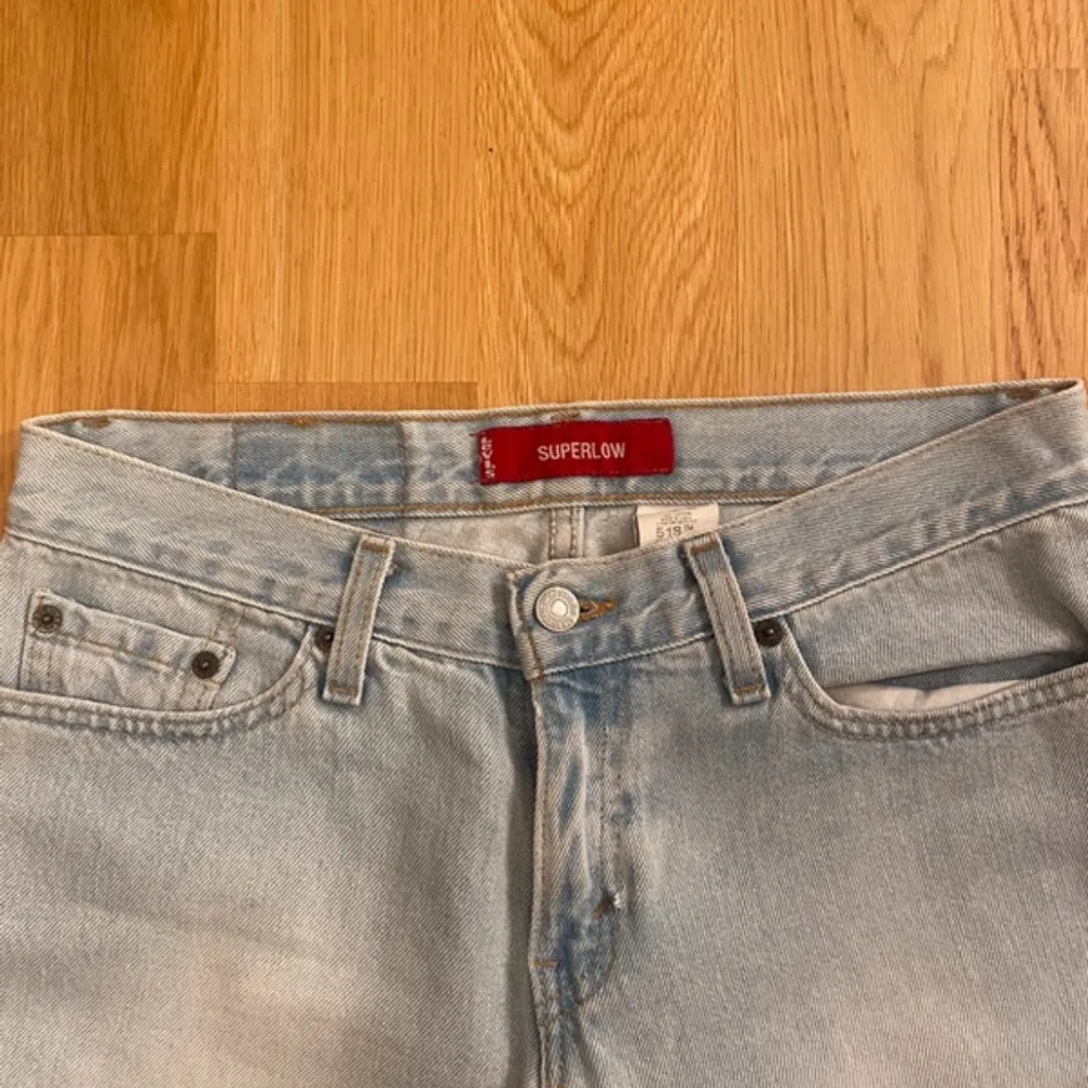 Säljer ett par ljusblå Levis jeans i bra skick. De är lågmidjade. Perfekta för en avslappnad stil och passar till de flesta tillfällen. Storleken är xs/s och de är superlow (low waist). Farkut & Housut.