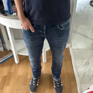 Dondup jeans - Säljer dessa feta dondup jeansen, skicket är superbra. Passar dig om du är 170-180cm! 📏Nypriset ligger runt 3000 och nu ligger de ute för ett fast pris 499!‼️
