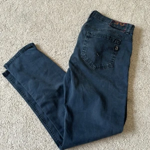 Mörkgrå jeans från Dondup - Säljer ett par snygga mörkgrå jeans från Dondup. Bra skick och passar dig som vill ha slim och är 170-178📏fast pris 399❗️STEAL❗️