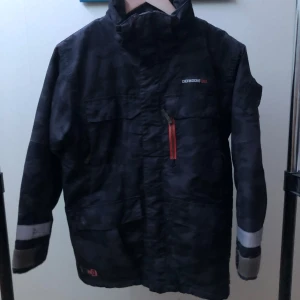 Barnjacka - Didriksons - Jackan är väldigt varm.