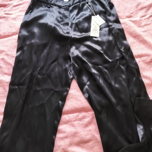 Fin byxa Samsøe Samsøe - Härllig djup blå svårt att se bild. Kan även användas med trainers för cool modern stil . Mjuk viskos helt nya bara provade lapp kvar. Byxorna har en rak passform och har två fickor framtill och en ficka baktill. De har en knappstängning och en dragkedja i fram. En extra knapp medföljer fin byxa super snygga. Inköps pris 1800