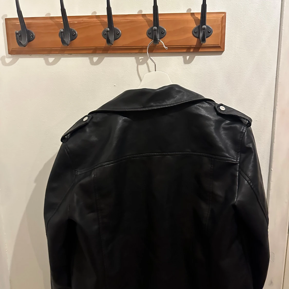 Skinnjacka från stradivarius  - 90