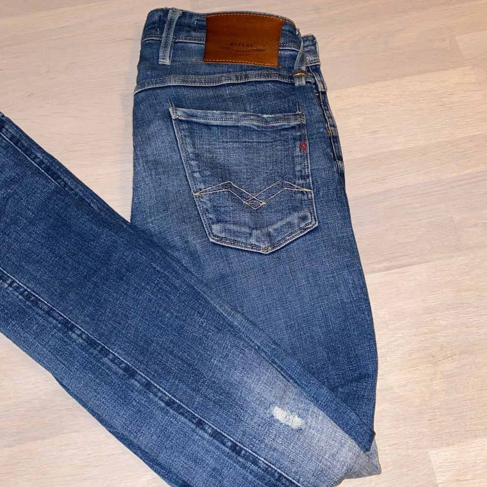 Tja säljer nu ett par riktigt schyssta Jeans från Replay! Då dem ej kommer till användning, modellen är Anbass/slim fit. Köpta för 2200 kr, skicket är 7/10 . Jeans & Byxor.