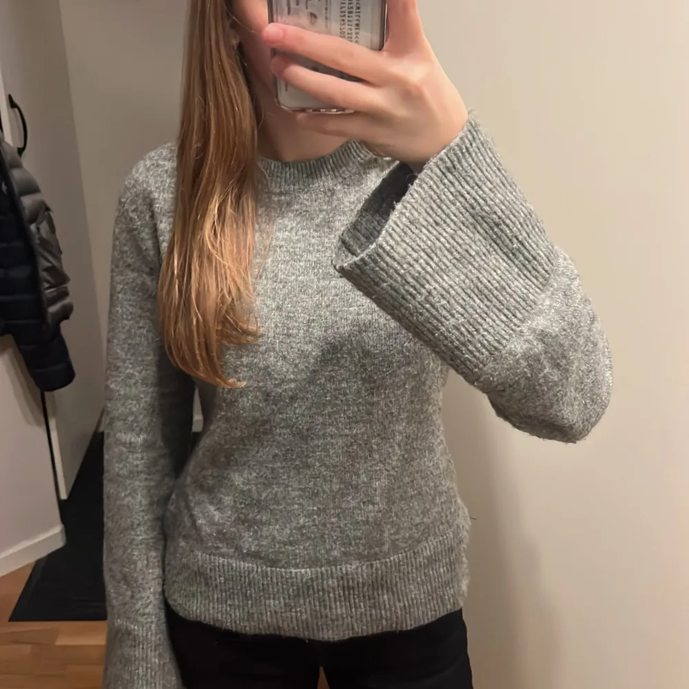 Mysig grå stickad tröja från H&M i storlek S. Perfekt för kyliga dagar med sin mjuka och bekväma passform. . Tröjor & Koftor.