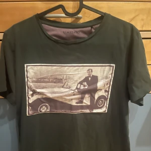 Limitato T-shirt  - Säljer en t-shirt från Limitato i bra skick. Använd ett fåtal gånger men skulle säga att den är typ som ny storlek S, köpte för 1200kr men säljer den för 200kr de är bara att höra av sig ifall ni är intresserade(:
