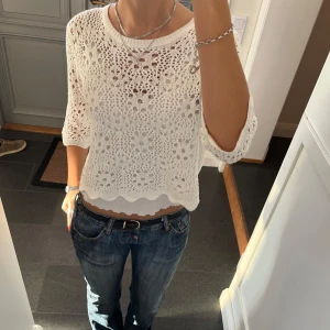 Vit stickad tröja  - Vit trekvartsärmad stickad topp från JDY i storlek M, passar även S. Fint skick. Använd gärna köp nu!