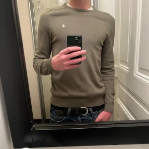 MORRIS TRÖJA - Morris tröja i storlek S. Tröjan har två små hål, hör av dig för bild. Killen på bilden är 178cm 66kg. Kan gå ner i pris vid smidig affär!