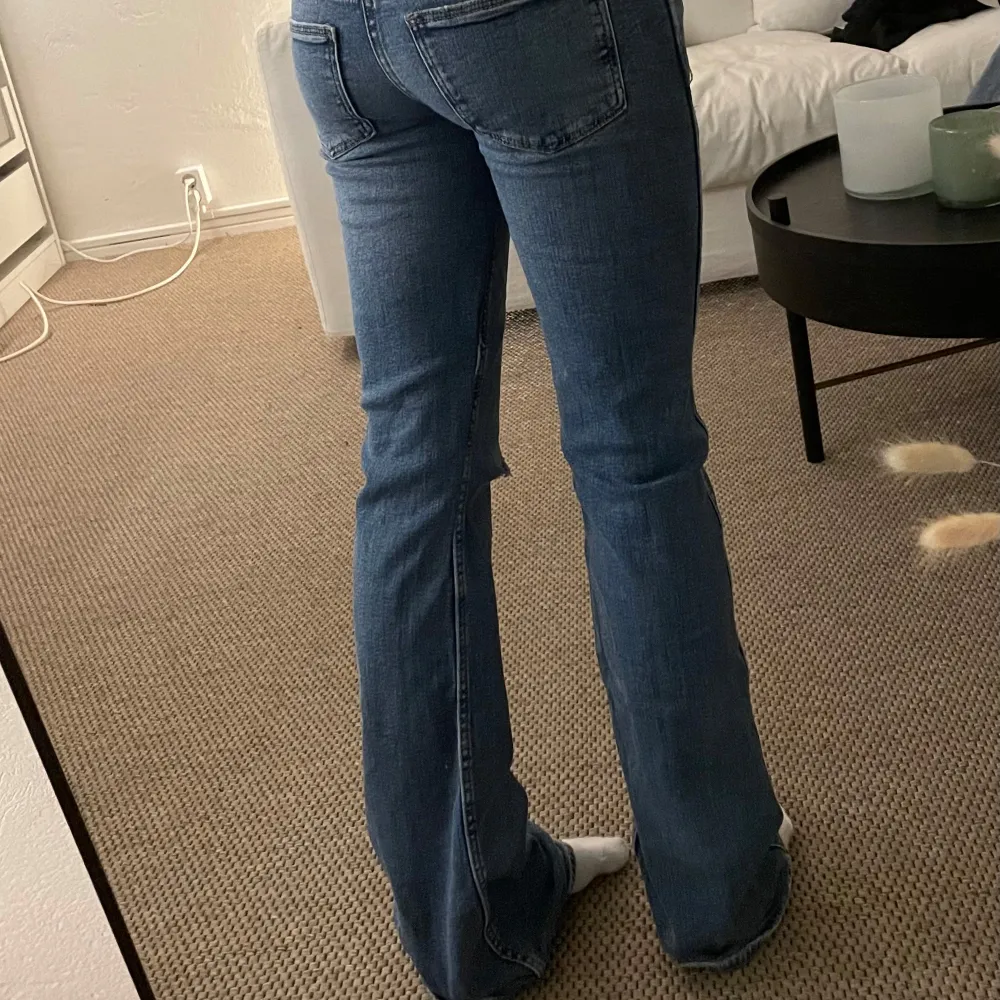 Säljer ett par snygga blå jeans med slitningar på knäna. Jeansen är ursprungligen från Gina med hål jag gjort själv, har även sytt det mer lågmidjade.🥰. Jeans & Byxor.