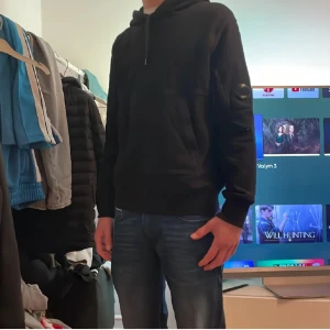 Svart hoodie från C.P. Company - Säljer en stilren svart hoodie från C.P. Company. Storlek S  Perfekt för både vardag. Passar till allt, så skynda att fynda! Hör av er vid minsta fundering🙌🙌