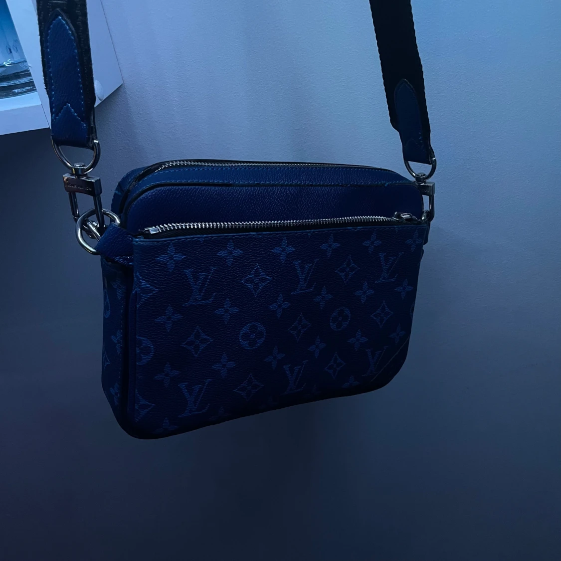 Blå axelväska med monogram - 91