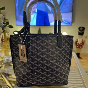 Navy Blue Tote bag i storlek Small (s). Plånbok och dustbag medföljer. Oanvänd. 