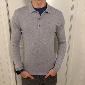 A Day’s March Rugbytröja grå - Bra skick, lagad skada (kolla bild 3) - Storlek S - Modellen är 182cm och väger 67kg 